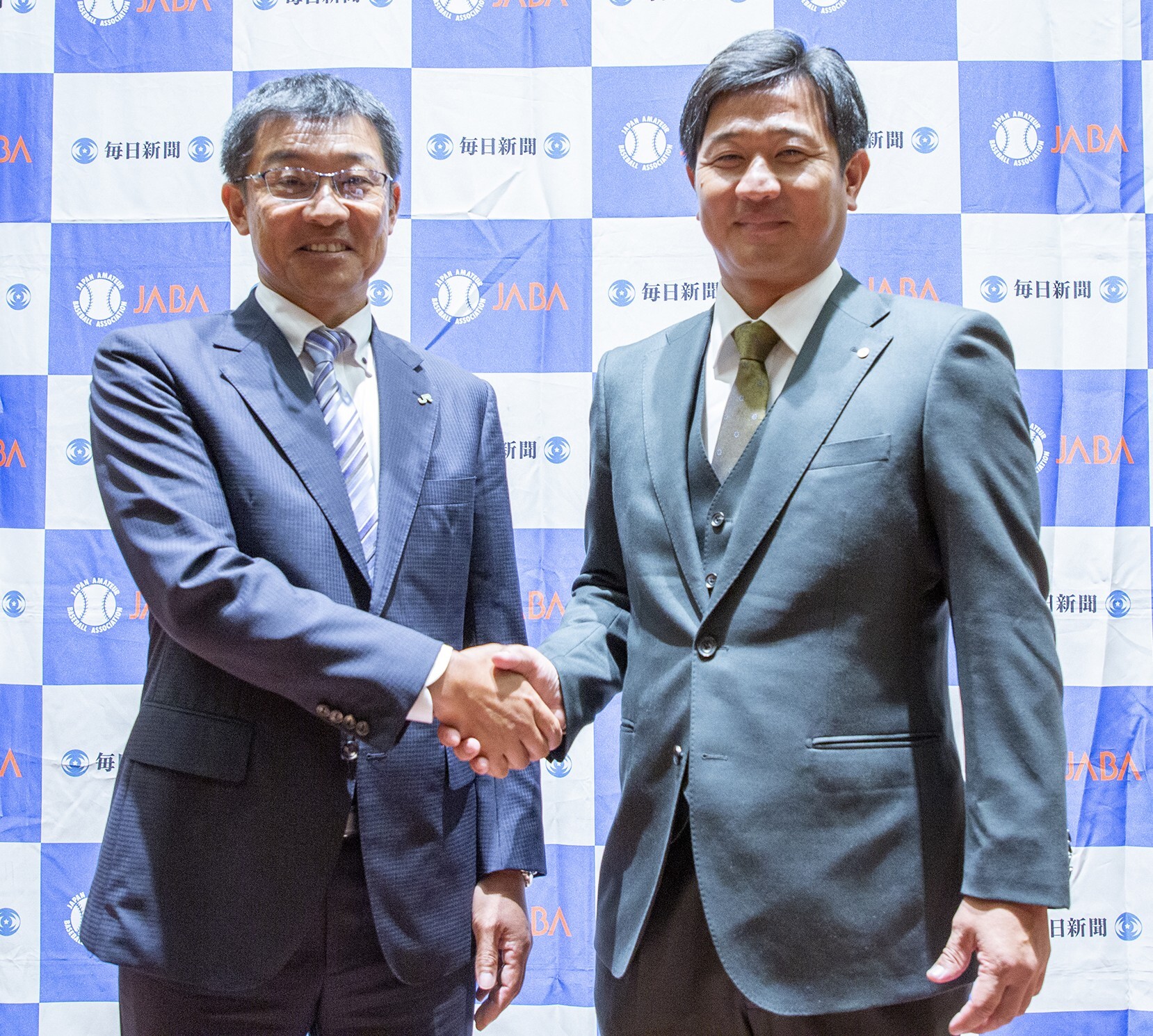 笑顔で握手を交わすJR東日本東北：西村亮監督（左）とトヨタ自動車：藤原航平監督 ©︎さいとうりょうこ
