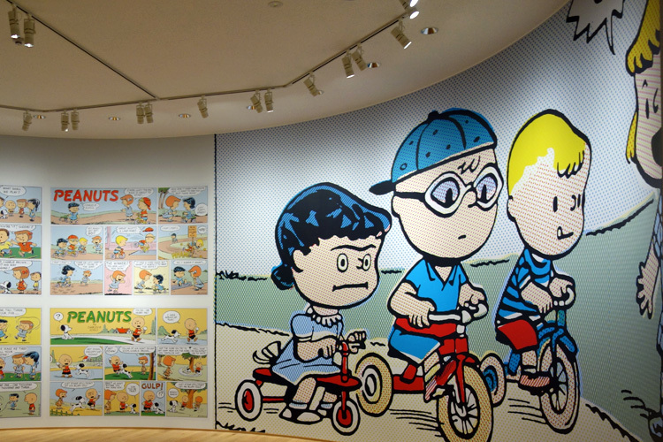 壁面のグラフィックデザインは祖父江慎+コズフィッシュが担当。 (C) Peanuts Worldwide LLC