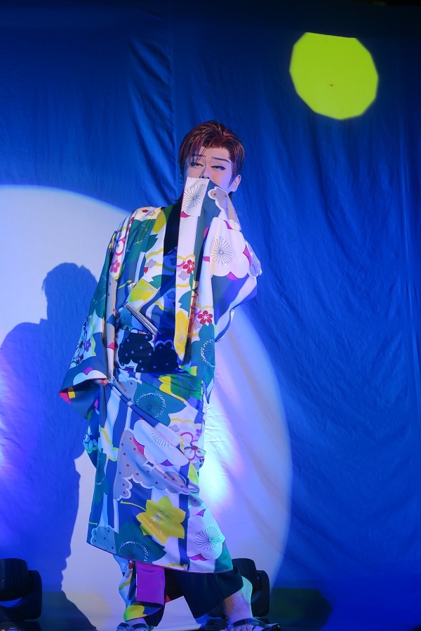 橘炎鷹座長。“月夜に月夜に”という歌詞のところで月がポカンと出る。(2016/6/26)　半田なか子さん撮影