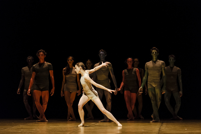 『GRAND　MIROIR』リディ・ヴァレイユ　photo Agathe Poupeney OPÉRA NATIONAL DE PARIS