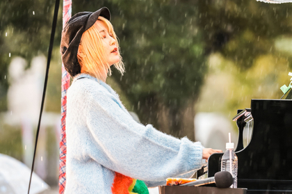 『Chillin’ Vibes -Extra-』オフィシャルレポート、ハラミちゃんが雨の万博記念公園でピアノ演奏、大阪メドレーで魅了