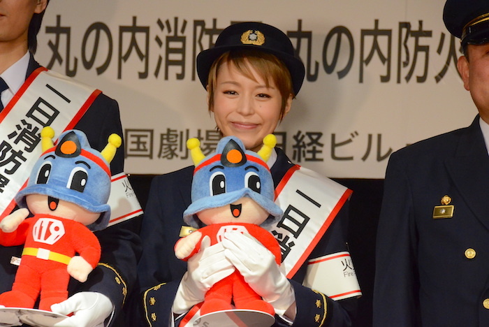 東京消防庁のマスコット「キュータ」を持って笑顔の平野綾