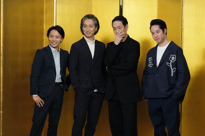 歌舞伎町にちなんで、ホストっぽく……と言われてポーズを決める（笑）。中村虎之介、中村勘九郎、中村七之助、中村鶴松（右から）