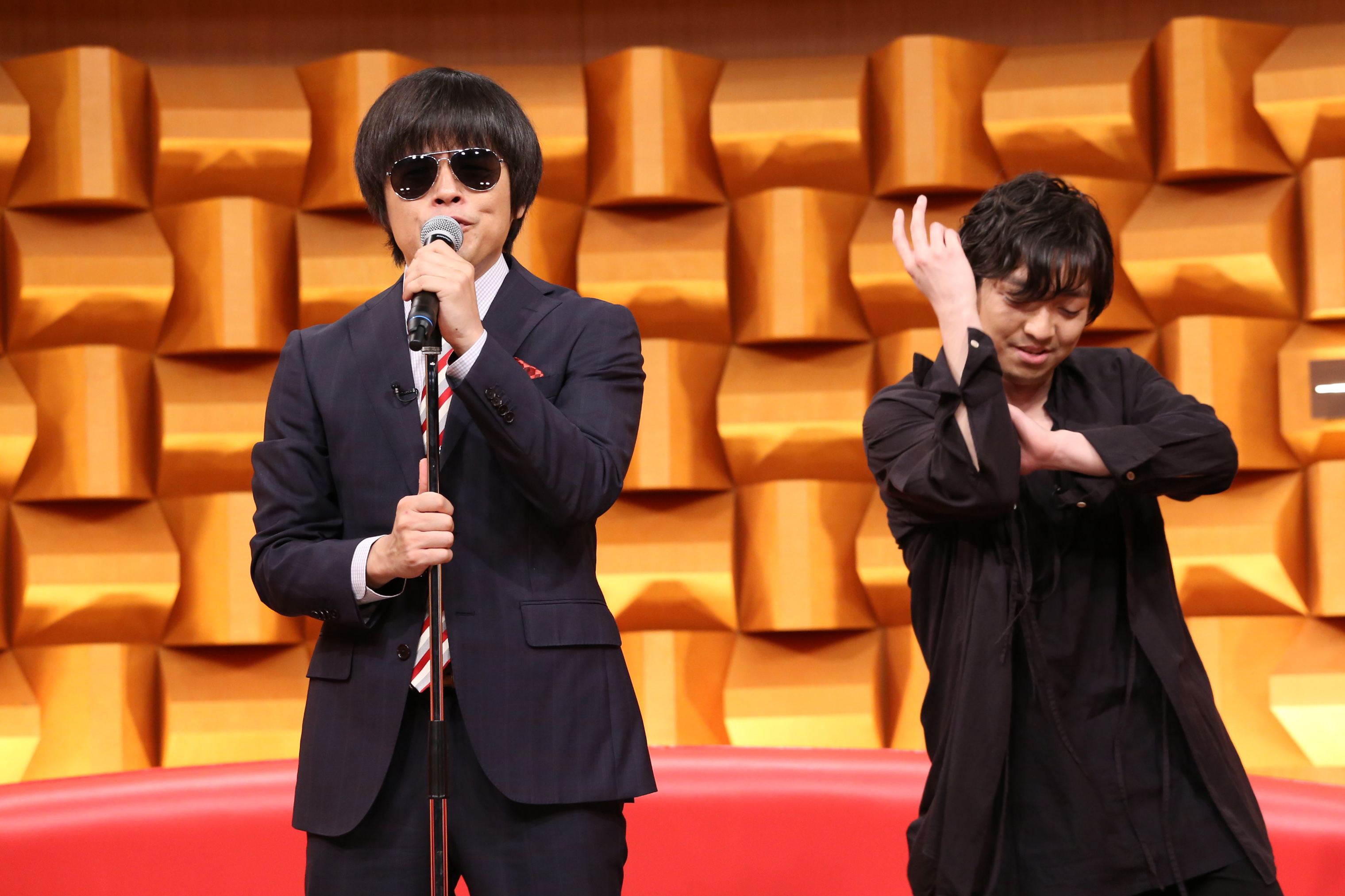 バカリズム、三浦大知 (C)NTV