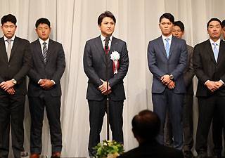 「4年ぶりのセ・リーグ優勝、6年ぶりの日本一に向けて、最後まで全力で戦っていく」と誓う高橋由伸監督