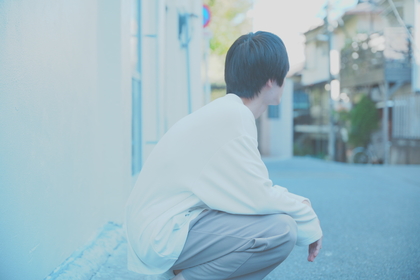 小林私とのコラボ曲や新アルバム『Gradation』をリリースした、シンガーソングライター/トラックメイカーの“生活は忘れて”って何者？