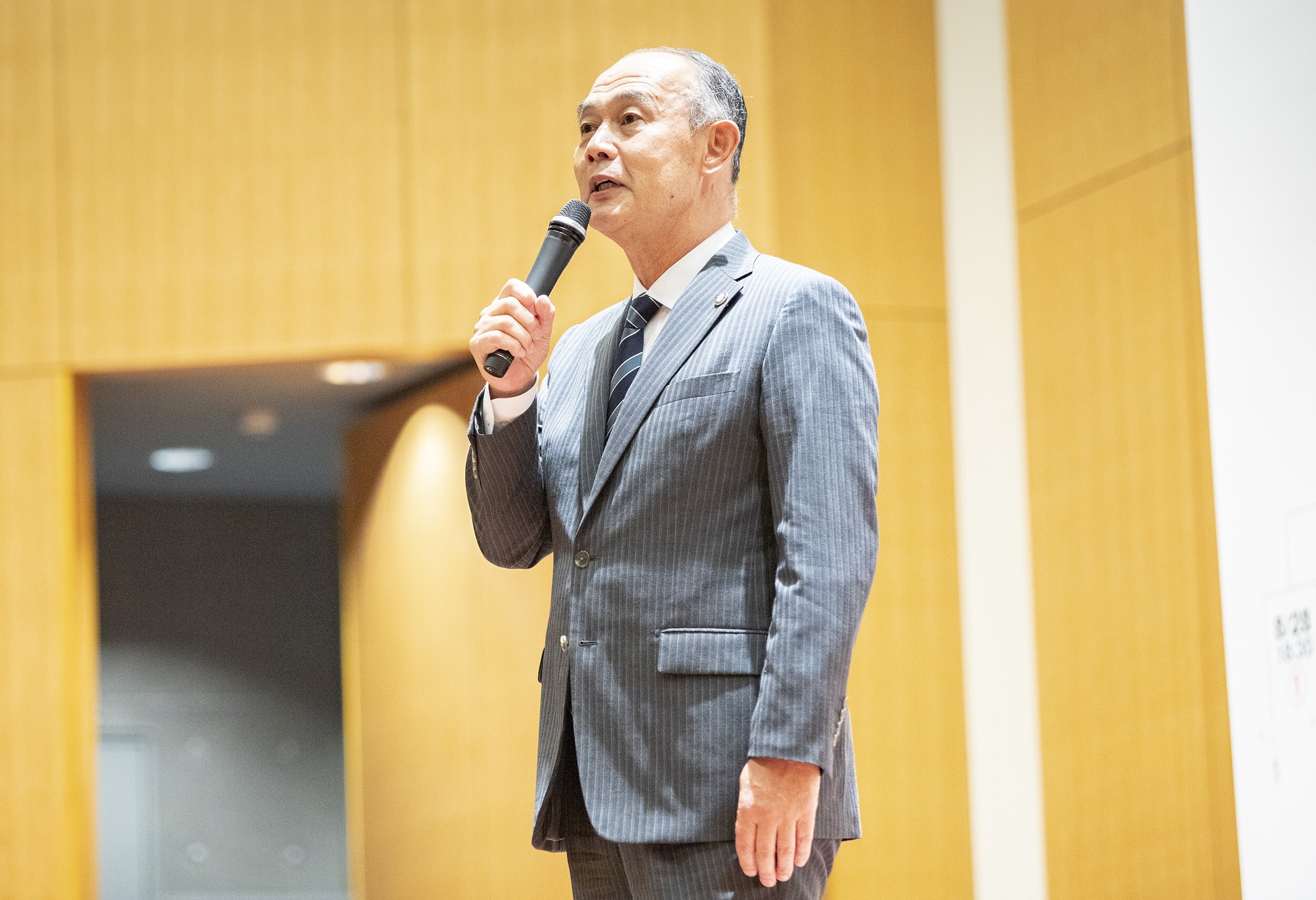 抽選前に挨拶する主催の日本野球連盟・谷田部和彦専務理事 ©︎さいとうりょうこ