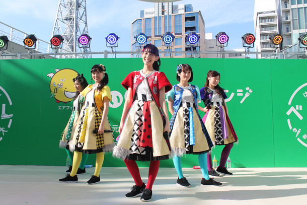 「あいち健康チャレンジオープニングイベント」に出演したチームしゃちほこ。