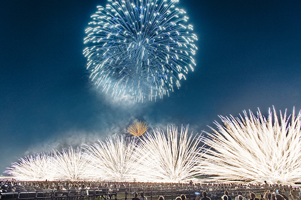 令和から始まる未来の花火を融合させた 第31回なにわ淀川花火大会 ーー 新時代の花火が夜空に舞う Spice エンタメ特化型情報メディア スパイス