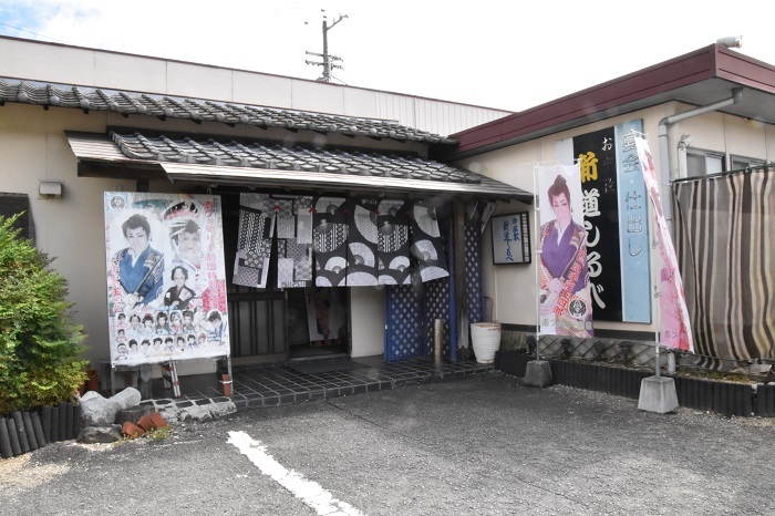 南ファミリー劇団の拠点となる劇場『芝居茶屋・新道しるべ』。JR琴平駅からは車で約5分。