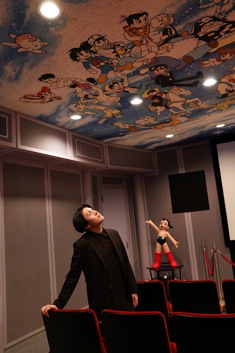 手塚治虫記念館・上映室「アトムビジョン」にて　中村歌之助 （C)松竹