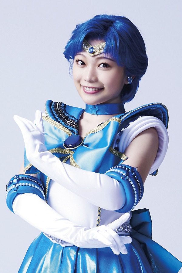 セーラーマーキュリー水野亜美役の小山百代 © N a o k o T a k e u c h i ©武内直子・P N P ／ ミュージカル「美少女戦士セーラームーン」製作委員会2 0 1 5