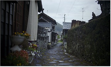 「真夏の通り雨」MVより