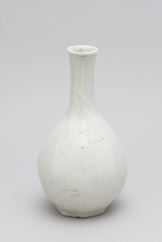《白磁面取瓶》 朝鮮時代・16世紀 武蔵野美術大学 美術館･図書館