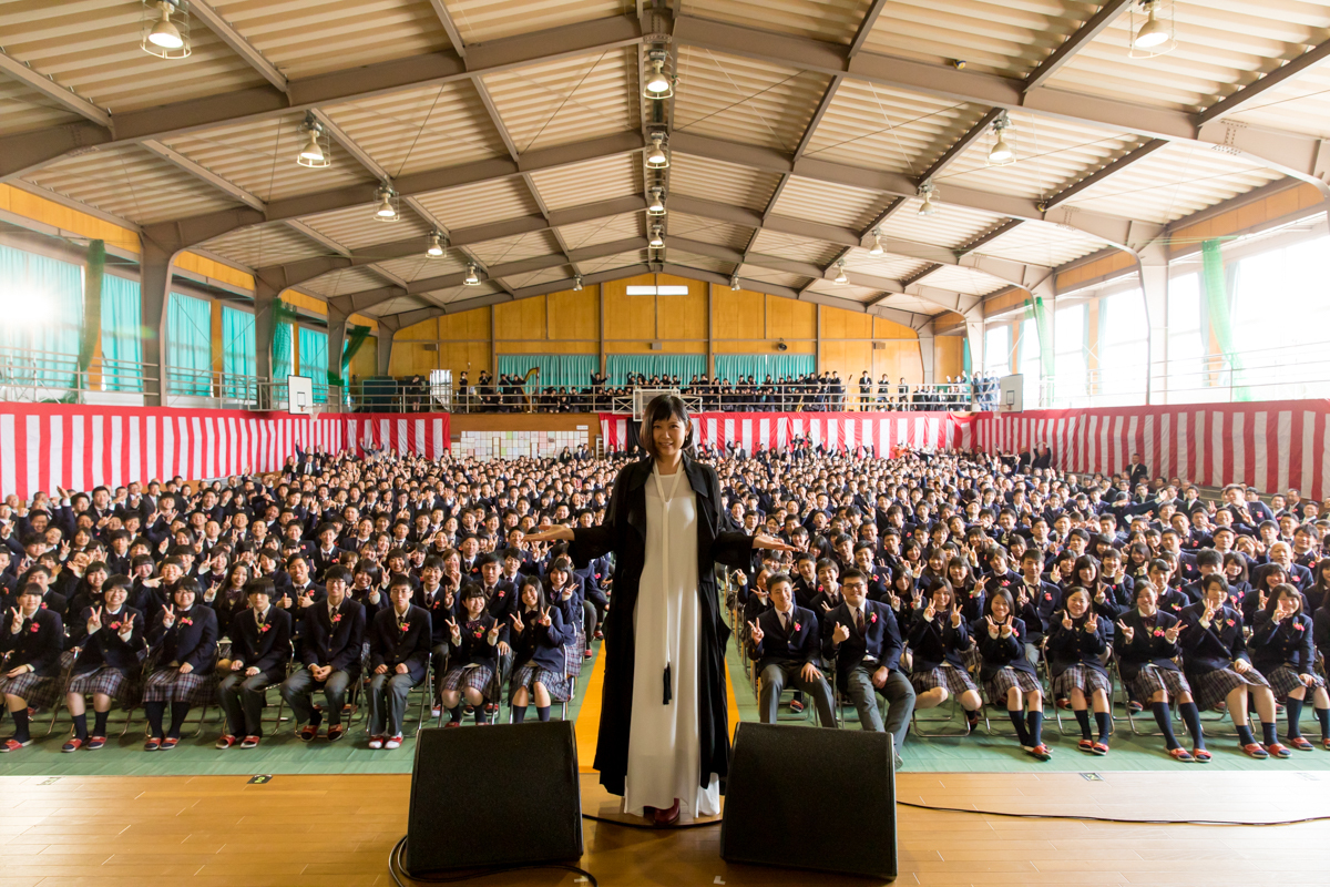 絢香 島根の卒業式に登場 母から娘へのサプライズに もらい泣きしないように歌うのが大変でした Spice エンタメ特化型情報メディア スパイス