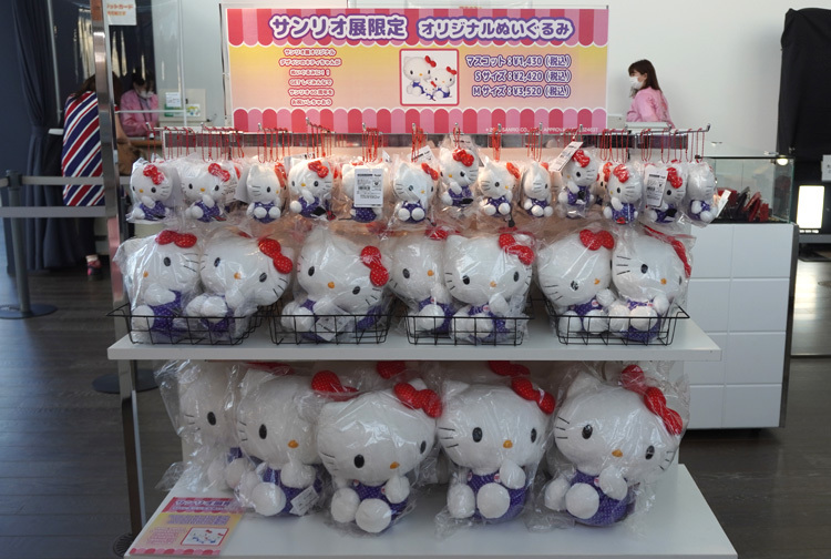 物販コーナーには、ハローキティのぬいぐるみが。