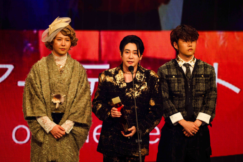 『MUSIC AWARDS JAPAN 2025』授賞式　最優秀アーティスト賞　Mrs. GREEN APPLE
