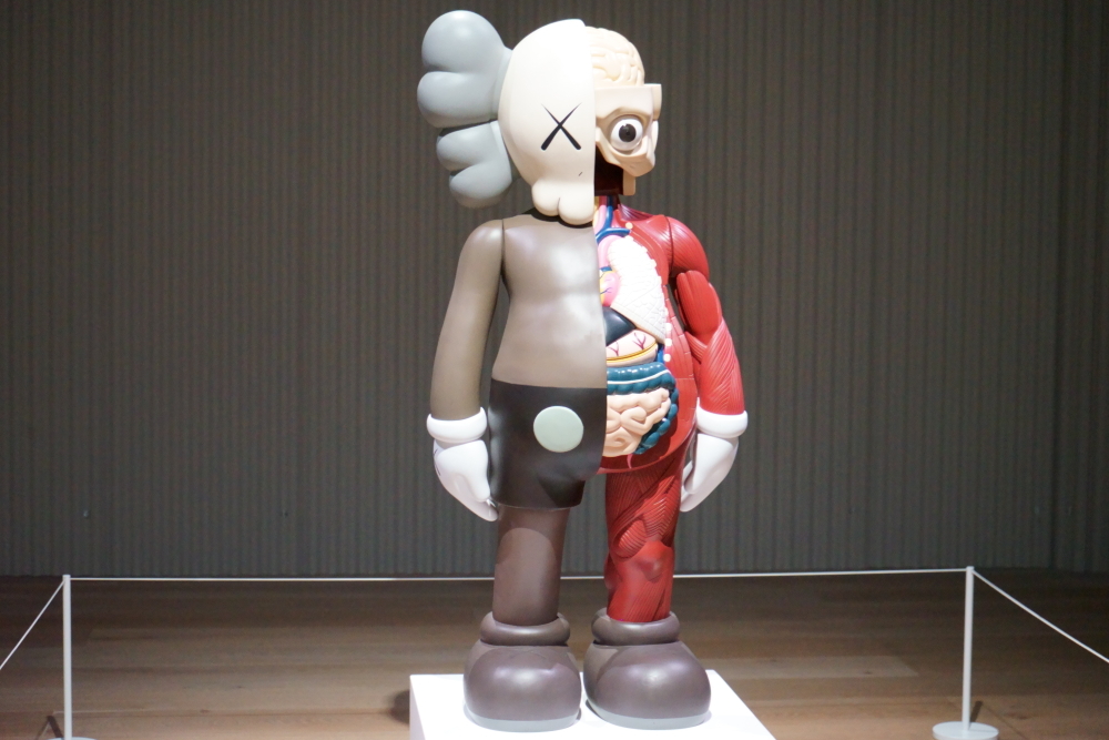 KAWS《4フィートのコンパニオン（解剖されたブラウン版）》2009年