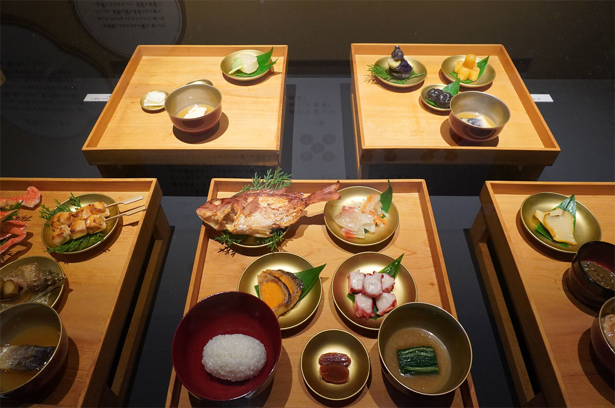 織田信長が徳川家康を三日にわたってもてなした際の、豪奢な饗応膳の再現模型。