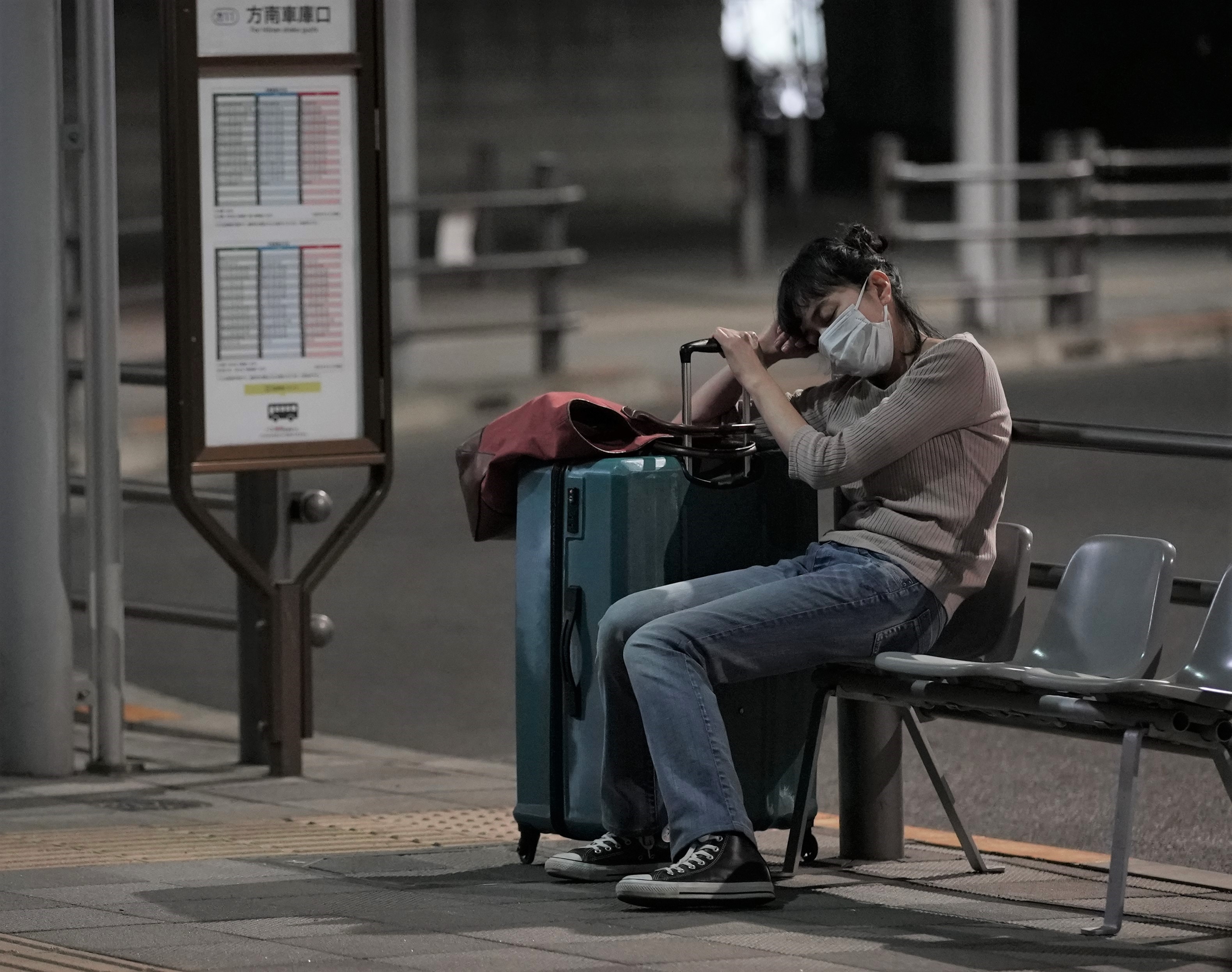 『夜明けまでバス停で』