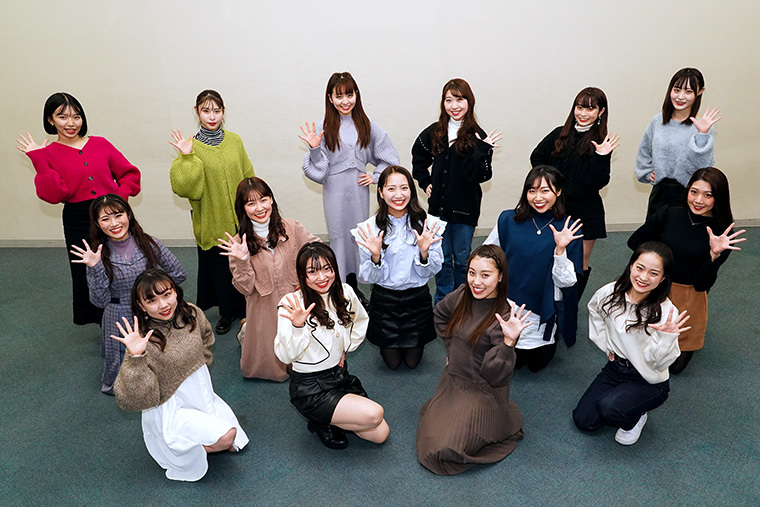 「チアドラゴンズ2022」のメンバー。1列目は左からKAREN、AYAMI、NANAKA、RINO。2列目は左からHONOKA、MANA、YUKINO、PIASU、KANA。3列目は左からNAGISA、AI、MIZUKI、MOEKA、RAMU、YUI