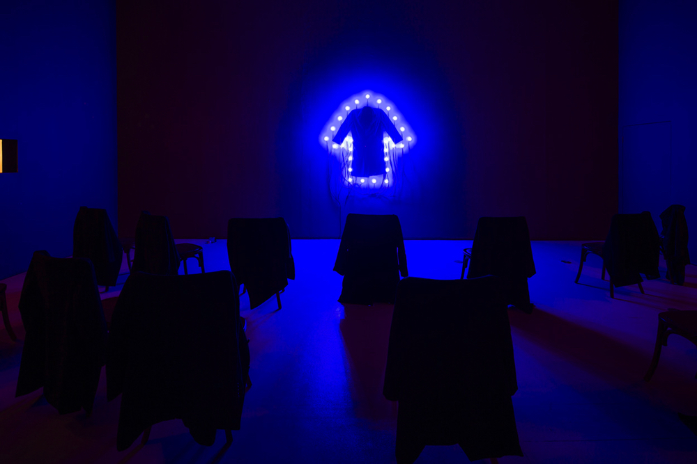 《コート》 2000 / コート、ソケット、電球 / 作家蔵 (C) Christian Boltanski / ADAGP, Paris, 2019, Courtesy Power Station of Art, Shanghai, Photo by Jiang Wenyi
