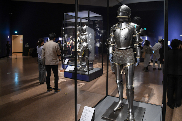 手前／ロレンツ・ヘルムシュミット《神聖ローマ皇帝マクシミリアン1世の甲冑》