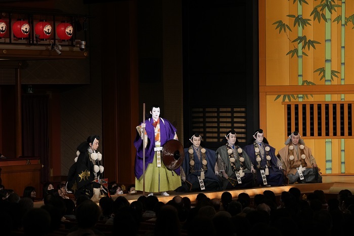 2本の花道で玉三郎と松緑が対峙する『妹背山婦女庭訓』、二代目