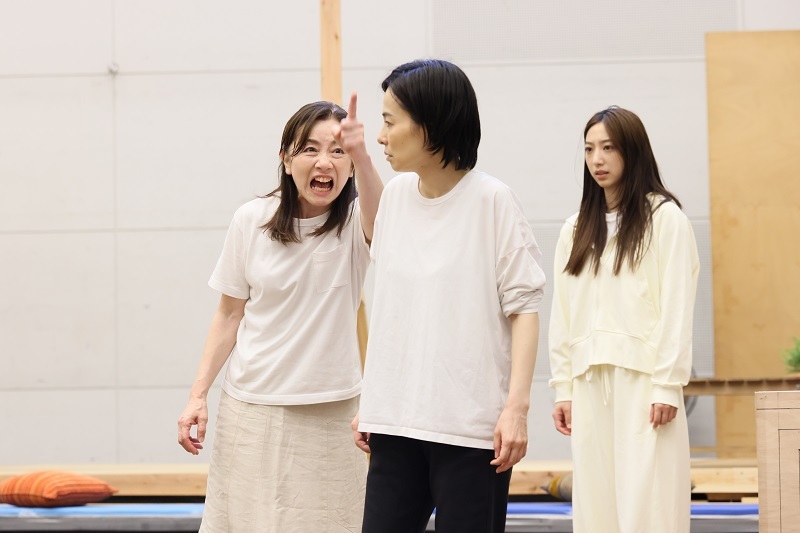 （左から）大沼百合子、田実陽子、坂東希