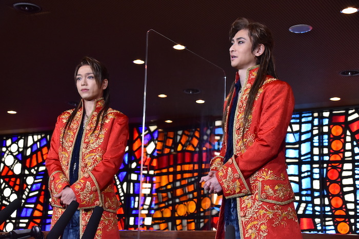 山崎育三郎と古川雄大（左から）