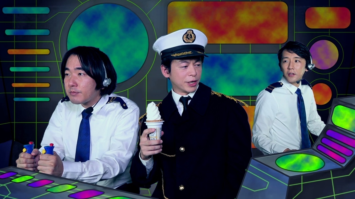 『ヨーロッパ企画のミクロコスモス』より。艦長（永野）と操縦士（本多）のどうでもいいやり取りに、通信士（酒井）がツッコミを入れていく。