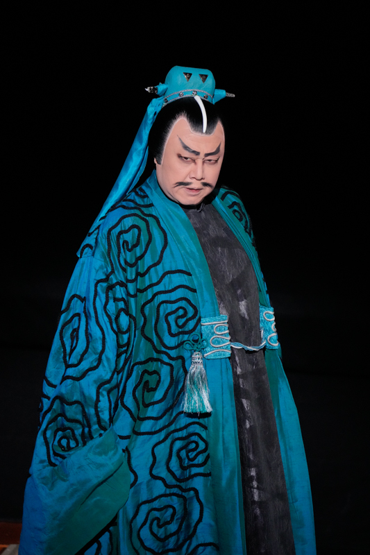 若き当主・孫権を冷静沈着に支える軍師・陸遜（猿弥）。 『新・三国志』 (C)松竹