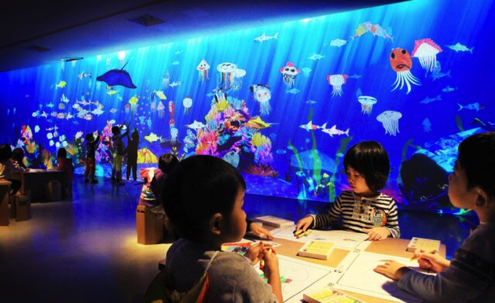 お絵かき水族館 	 	Sketch Aquarium teamLab, 2013-, Interactive Digital Installation, Sound: Hideaki Takahashi, teamLab 