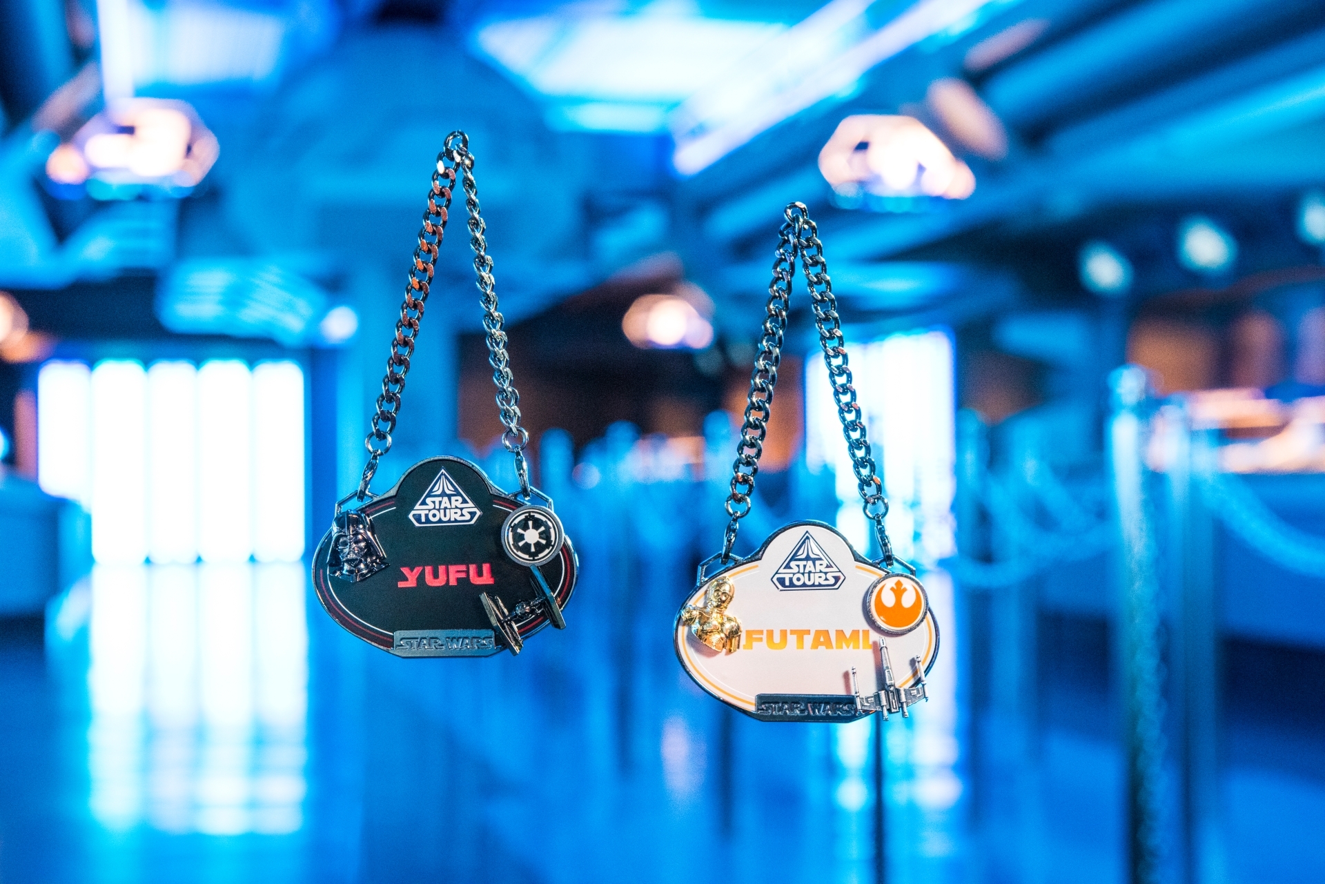 ネームタグアクセサリー各 1,600 円 販売店舗：コズミック・エンカウンター （C）Disney