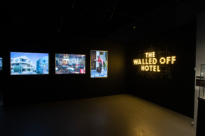 『バンクシー展　天才か反逆者か』《THE WALLED OFF HOTEL》展示風景