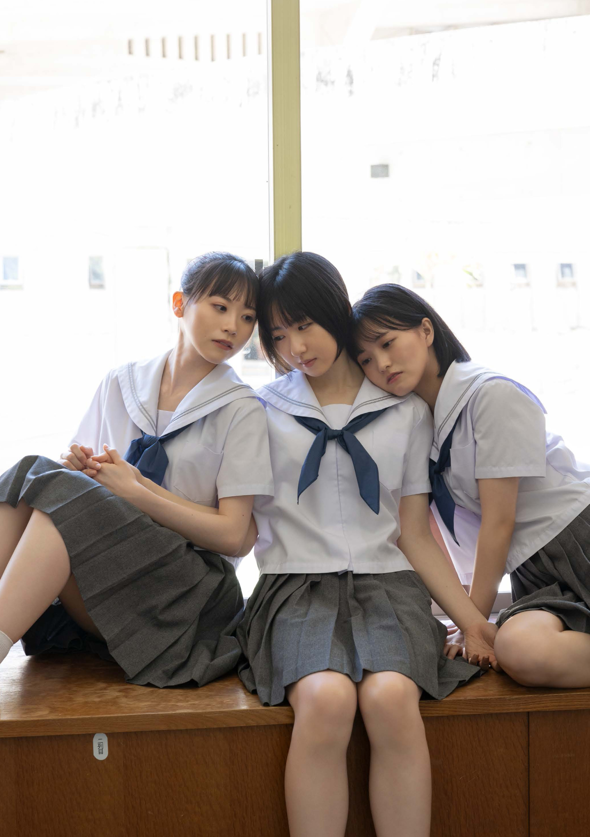 かすみ草とステラ 有岡ちひろ・小柴美羽・比賀ハル写真集『複雑な関係』 撮影＝西條彰仁、熊谷 貫
