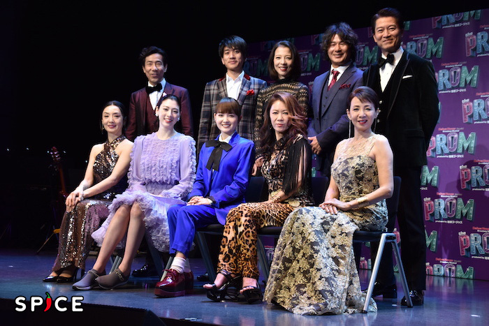 『The PROM』に出演する岸谷五朗、佐賀龍彦、霧矢大夢、TAKE、寺脇康文（後列左から）、草刈民代、三吉彩花、葵わかな、大黒摩季、保坂知寿（前列左から）