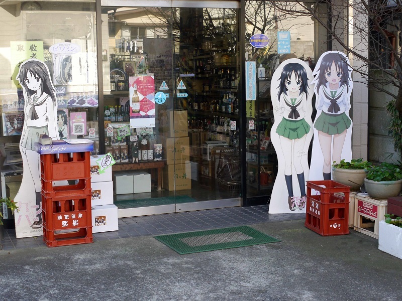 店頭POPはキャラが増えるにつれて、看板娘として設置するお店も増えている。オリジナルアイテム販売もある。