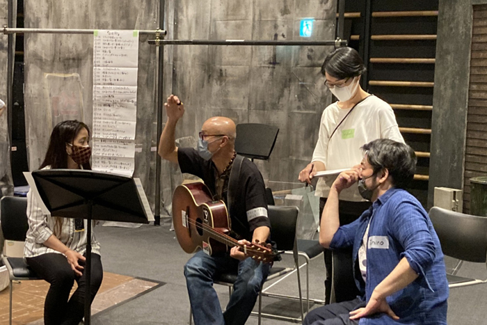 横浜に住むさまざまな国の人たちが出演している。フィリピン出身のアリソン・オパオンさん、ジョセフィン・モリさんの歌稽古  （写真右はタニノ）