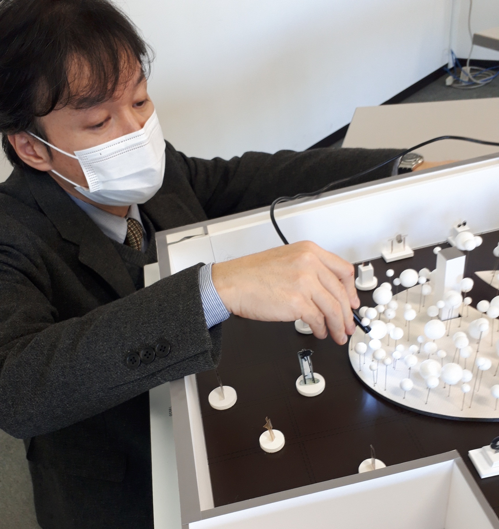展示模型を使って解説する中原学芸員 （オフィシャル提供）