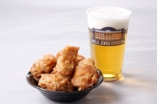 ビールといえば、やっぱりから揚げ。どちらも特別価格の500円で提供される