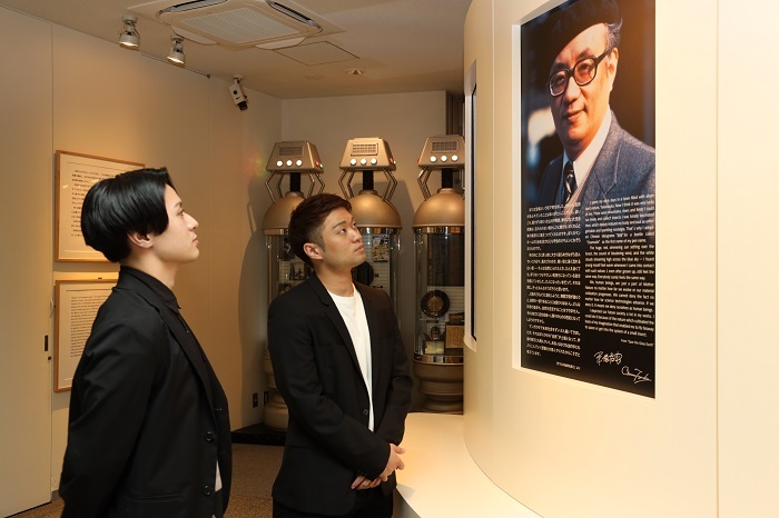 手塚治虫記念館・館内にて（左より）中村歌之助、中村福之助 （C)松竹