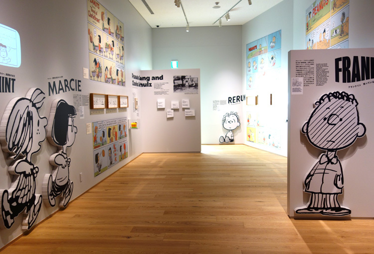 開放的な会場風景。会場デザインはトラフ建築設計事務所の手によるもの。 (C) Peanuts Worldwide LLC