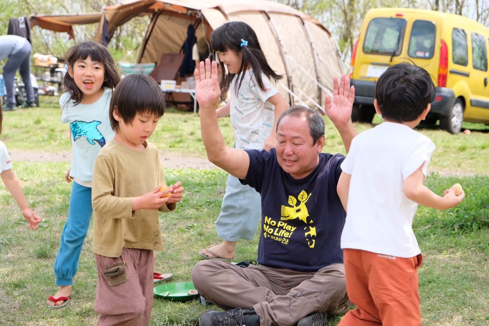 大自然の中で子どもたちと遊ぶ石飛智紹さん