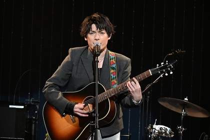 崎山つばさ「皆さんと同じ時間を共有していることが嬉しいです」～デビュー10周年を記念したライブを開催