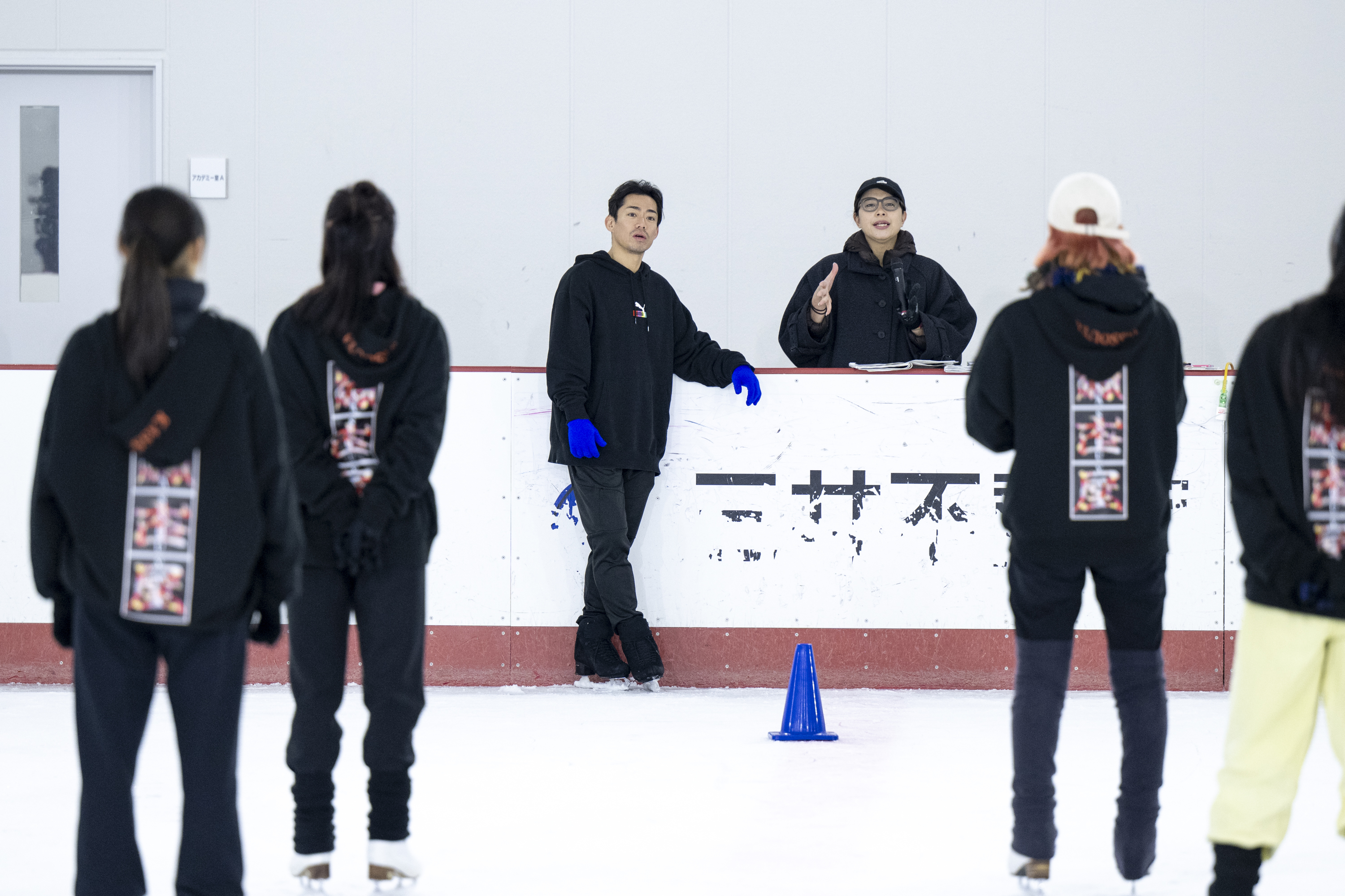 振付を担当した鈴木ゆまが、マイクを通してスケーターたちに指示をおくる
