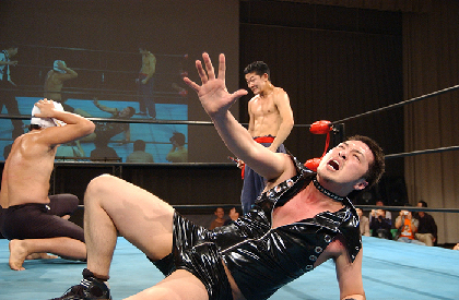 演劇 お笑い好きも必見 プロレスを新たな地平に導くマッスル坂井 両国国技館に集ったお客さんを 腹を抱えてずっと笑わせます しかも純粋にプロレスで Spice エンタメ特化型情報メディア スパイス