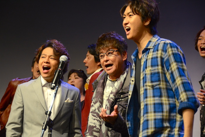 ミュージカル『HEADS UP！』の製作記者会見でミニライブをするキャストら