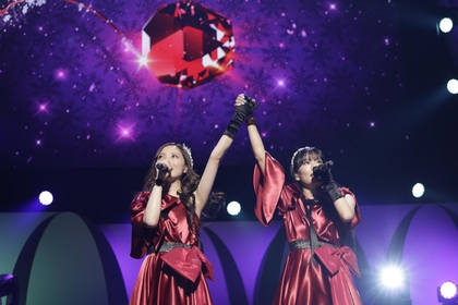 ClariSが見せた 輝く冬の物語 『ClariS HALL CONCERT 2022 〜Let's Snow Parade !〜』レポート
