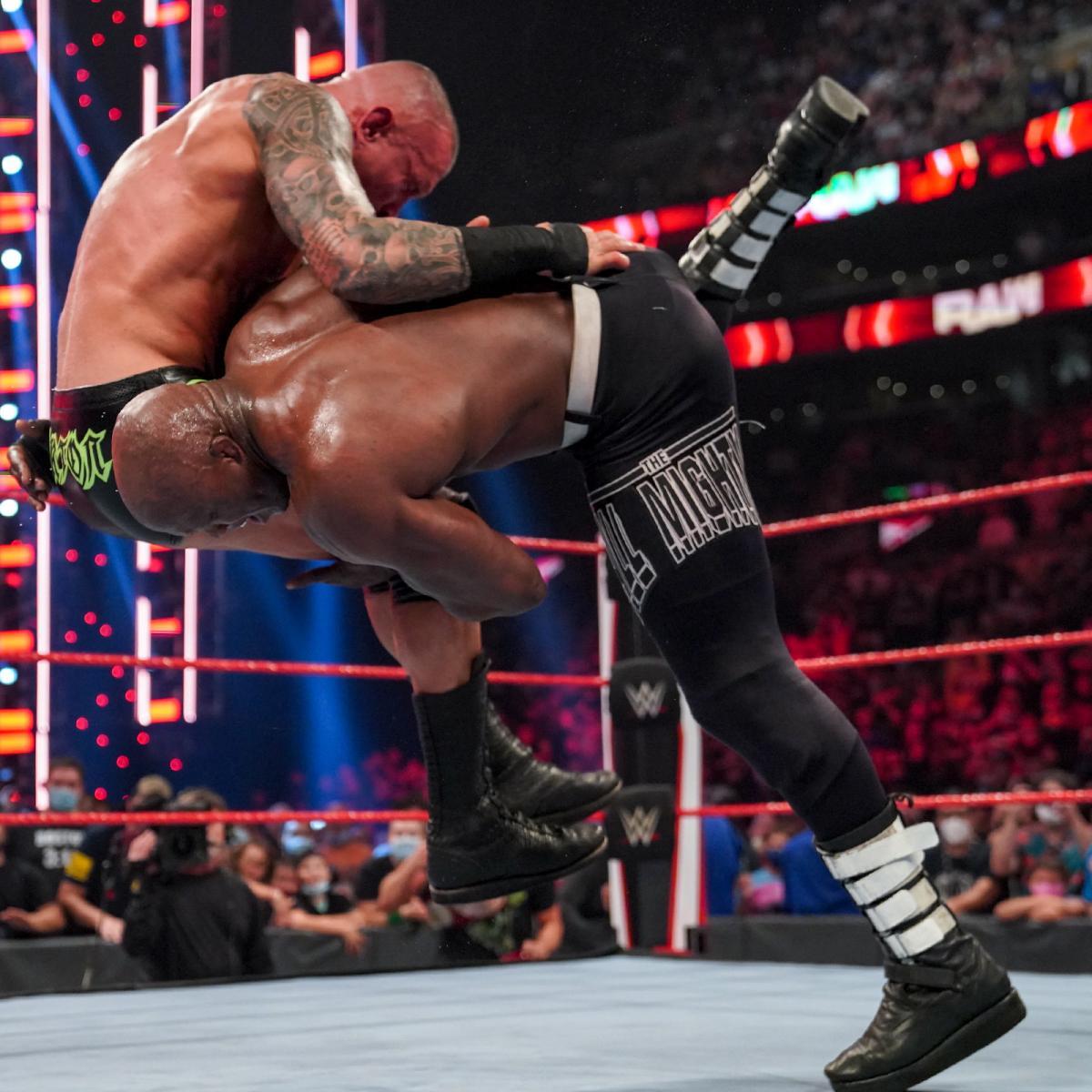 ラシュリーのスピアーがオートンに炸裂 ©2021 WWE, Inc. All Rights Reserved